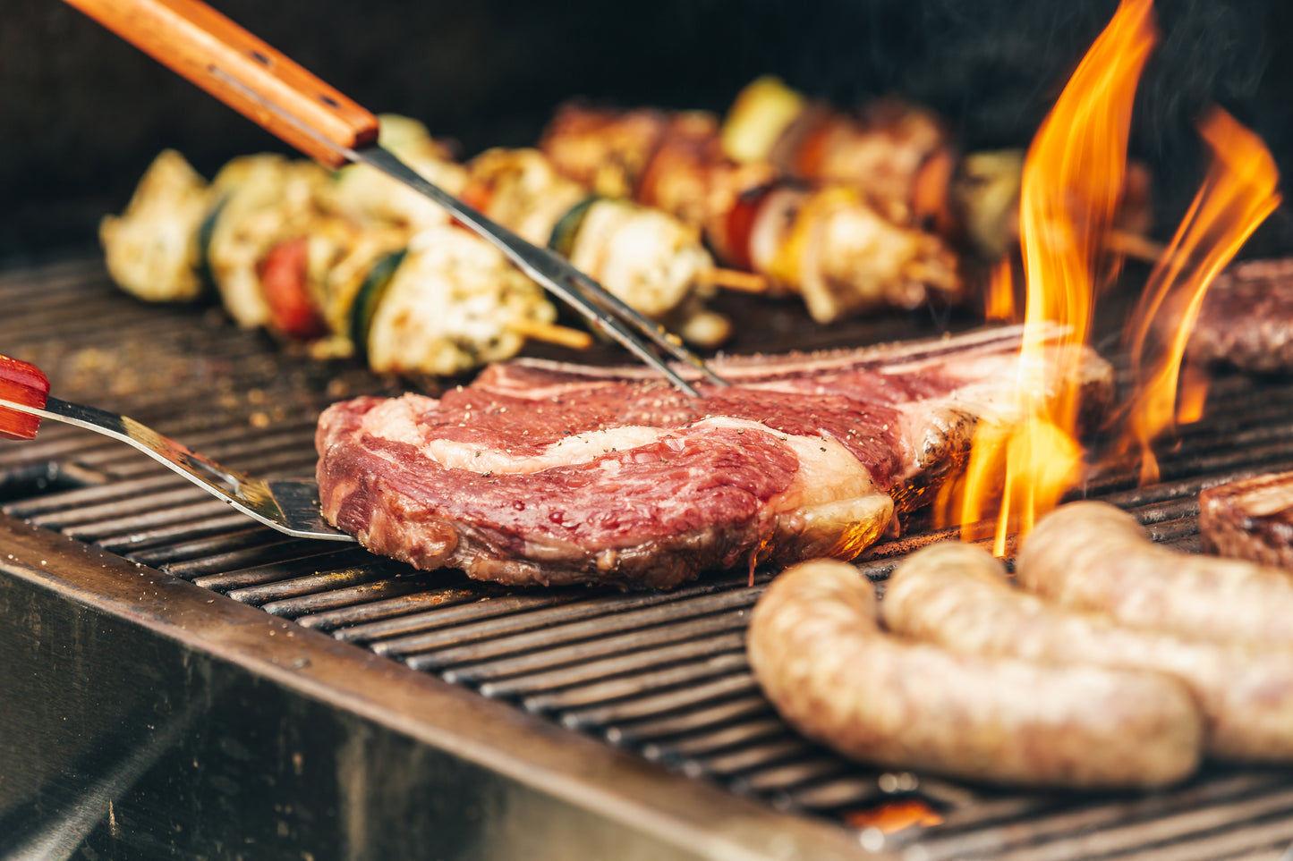 Steak auf dem Grill mit Holzkohle